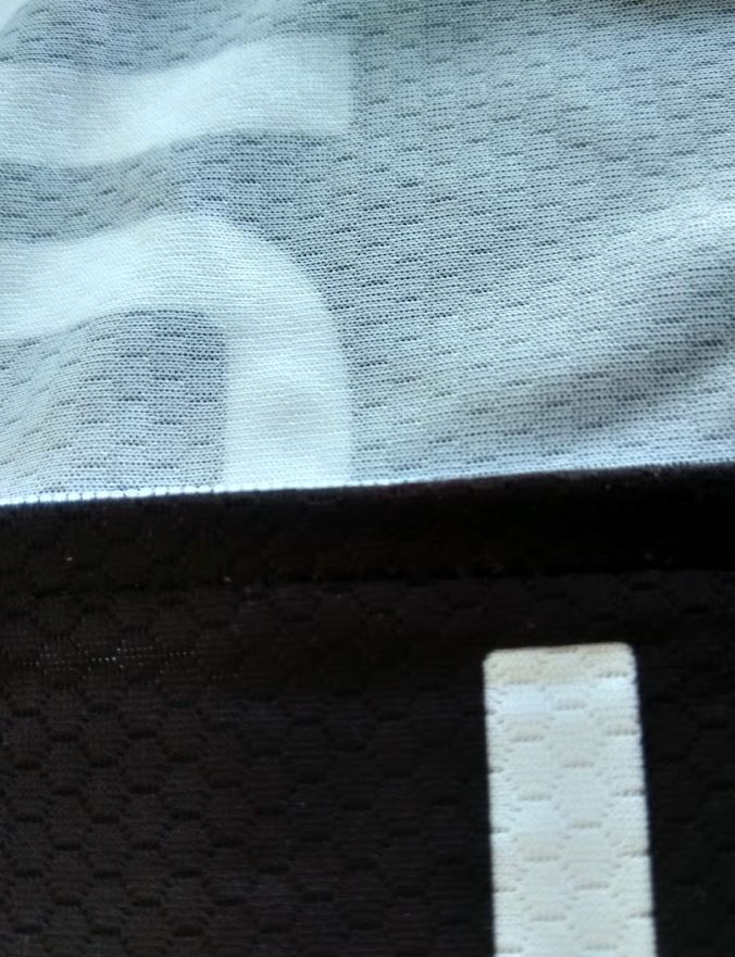 detail-stof-Molteni-wielertrui-zwart-lange-mouw-achterkant