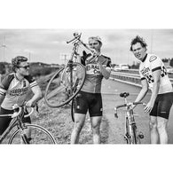 REDTED RADTRIKOTS IN EINER FOTOREPORTAGE VON JOSEFIENE DEGENAAR